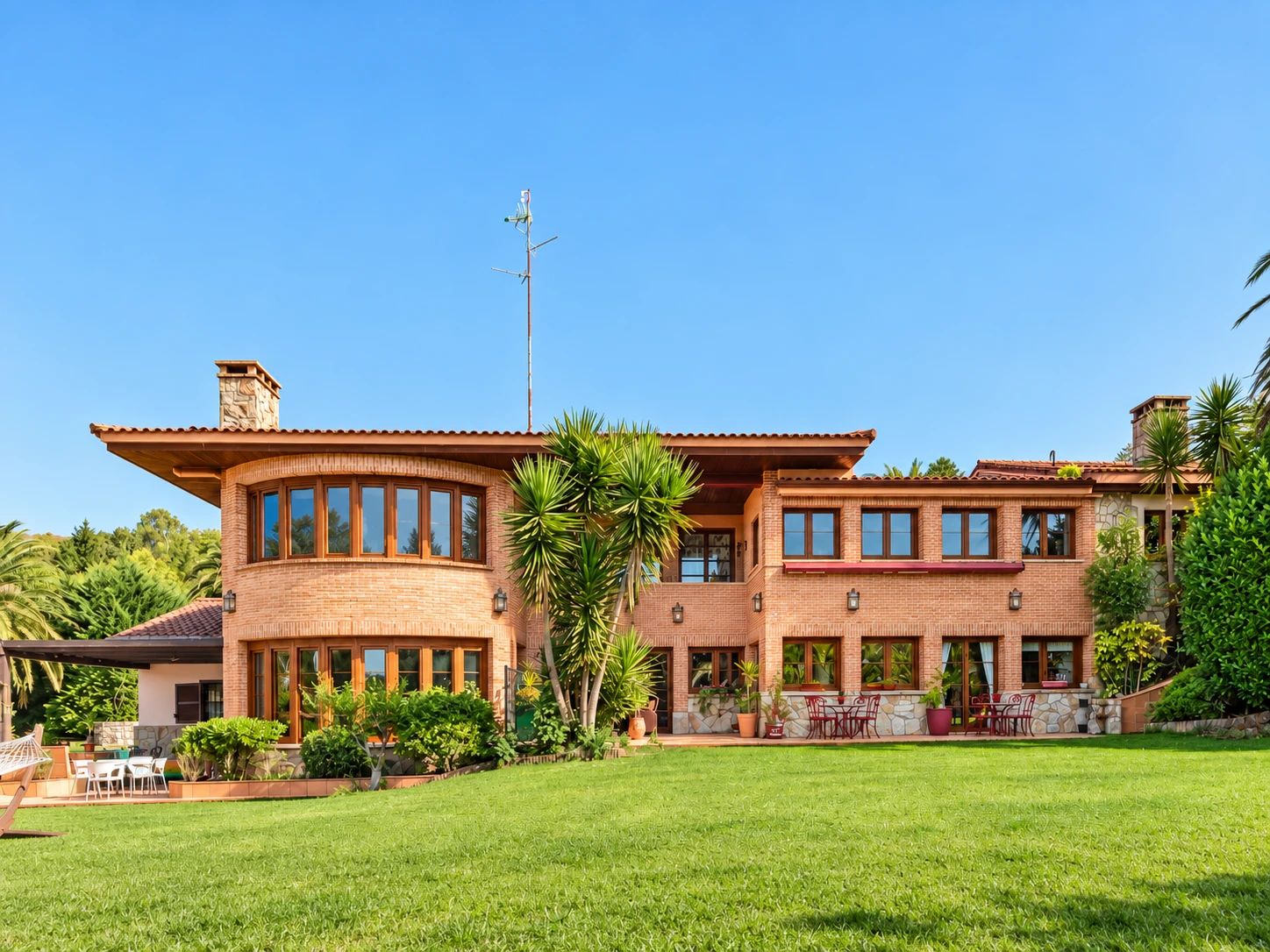 Vivienda unifamiliar en La Bilbaina, fachada y jardín