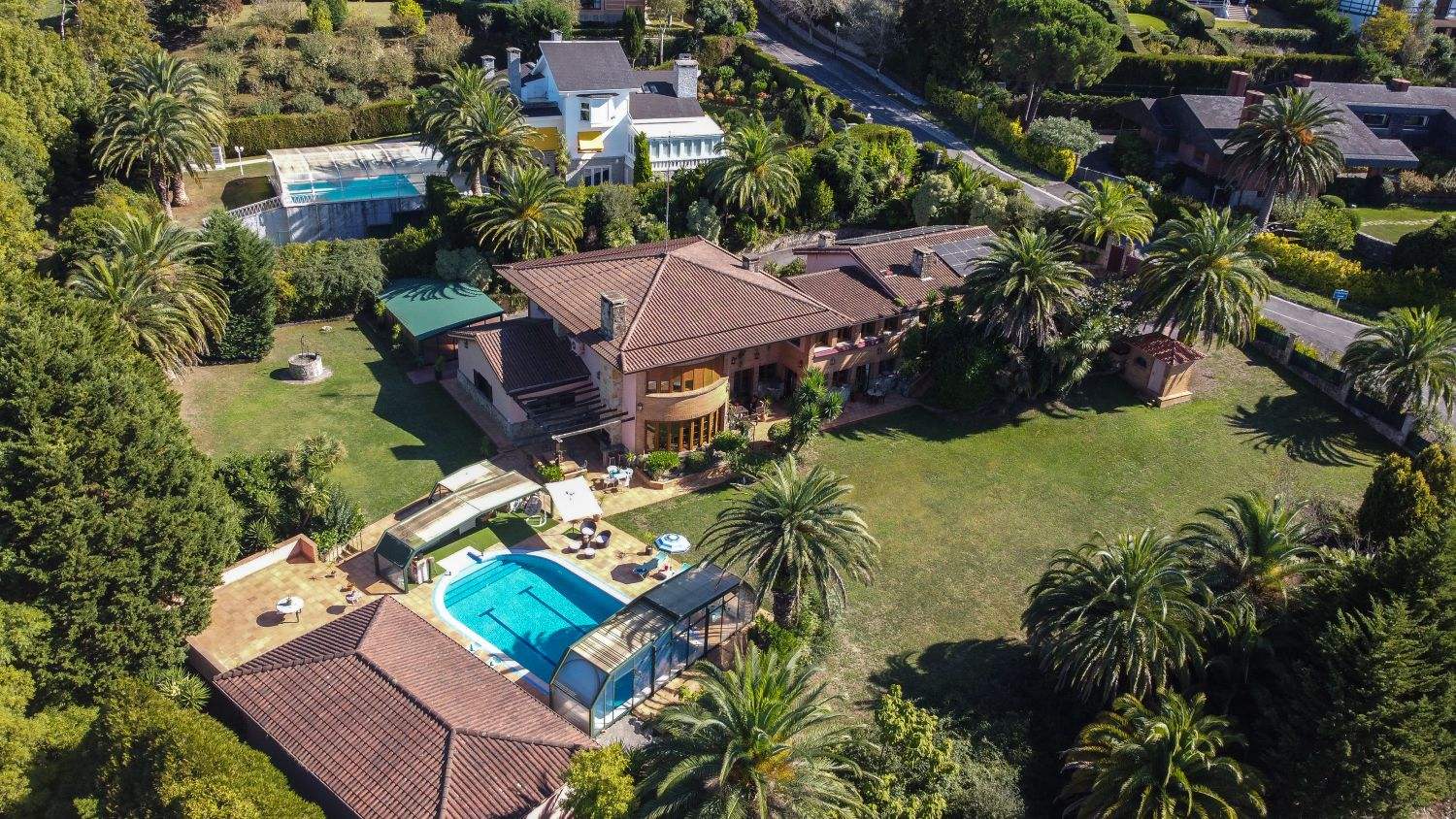 Vivienda unifamiliar en La Bilbaina, vista aérea de la parcela con jardines y piscina
