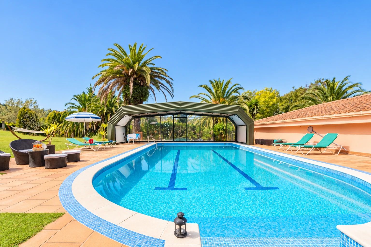 Vivienda unifamiliar en La Bilbaina, piscina con cubierta y palmeras