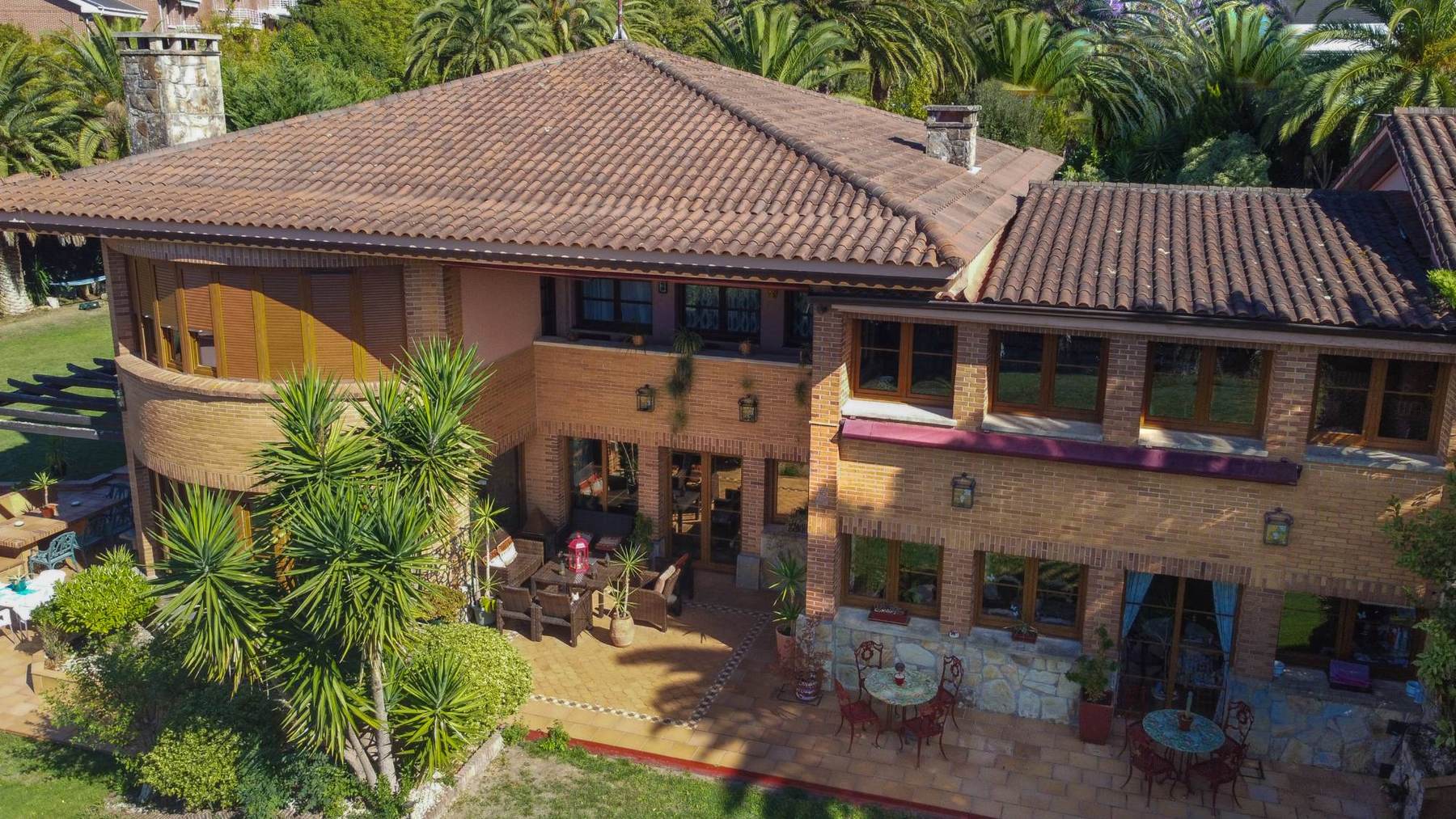 Vivienda unifamiliar en La Bilbaina, vista aérea de la fachada y las terrazas