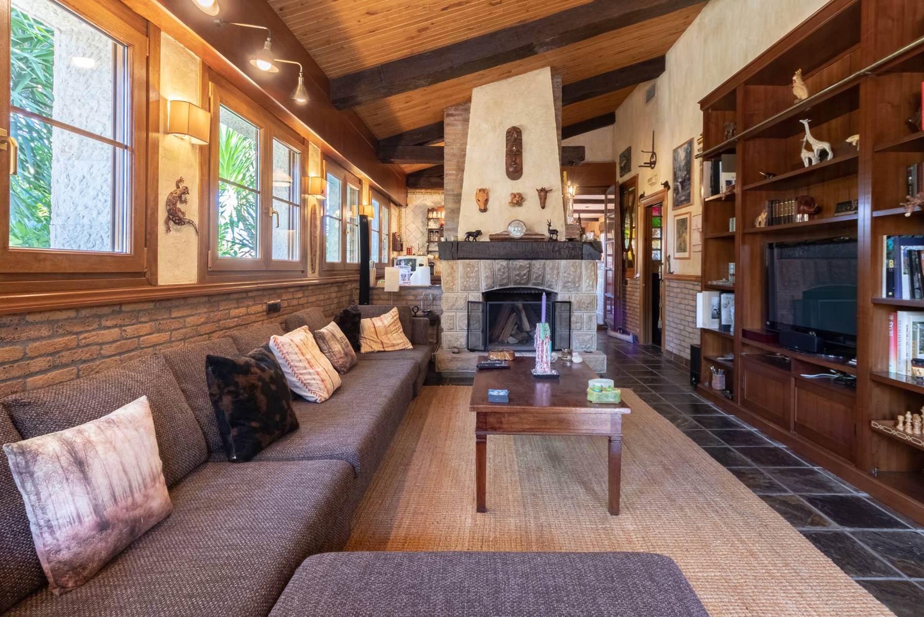 Vivienda unifamiliar en La Bilbaina, salón con chimenea
